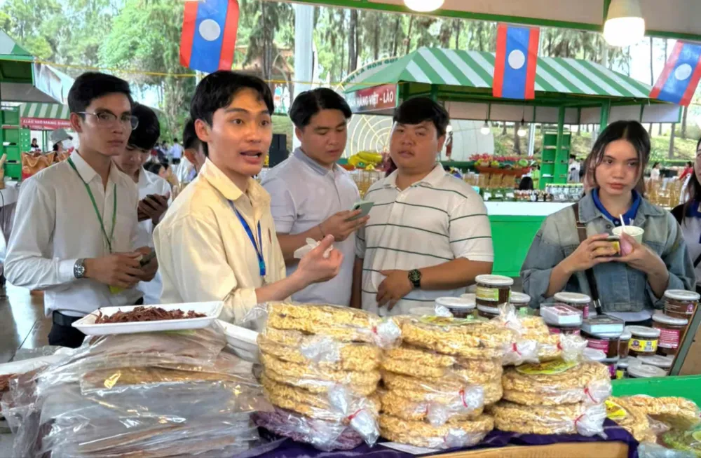 Gian hàng giới thiệu sản phẩm của đất nước Lào tại Ngày hội giao lưu Văn hóa - Ẩm thực - Kết nối giao thương Lào - Việt Nam năm 2025