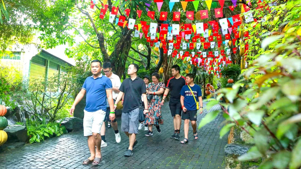 Công viên suối khoáng nóng Núi Thần Tài trang trí lối đi trong khu du lịch. Ảnh: XUÂN QUỲNH