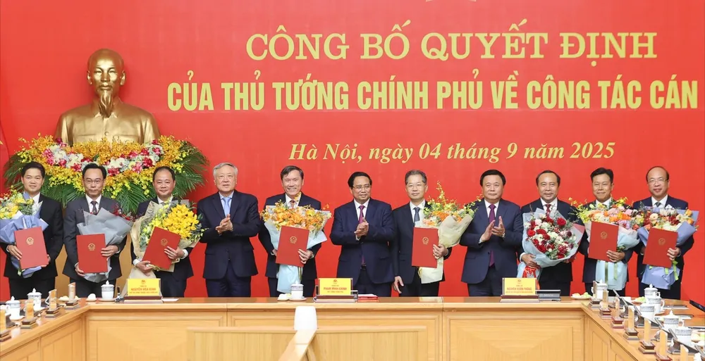 Thủ tướng Phạm Minh Chính trao các quyết định của Thủ tướng Chính phủ tiếp nhận, điều động, bổ nhiệm lãnh đạo các bộ, cơ quan.