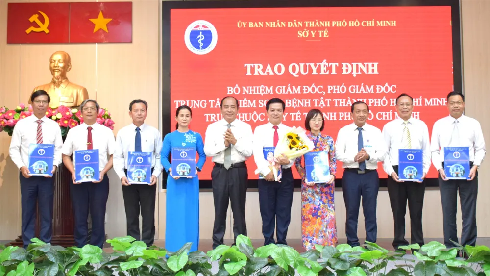 PGS-TS-BS Tăng Chí Thượng, Giám đốc Sở Y tế TPHCM và PGS-TS-BS Nguyễn Anh Dũng, Phó Giám đốc Sở Y tế TPHCM trao quyết định bổ nhiệm cho Giám đốc, Phó Giám đốc HCDC