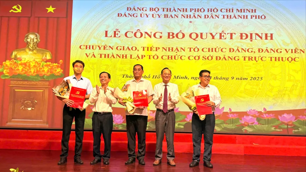 Phó Bí thư Đảng ủy UBND TPHCM Trần Văn Nam trao quyết định tiếp nhận tổ chức Đảng