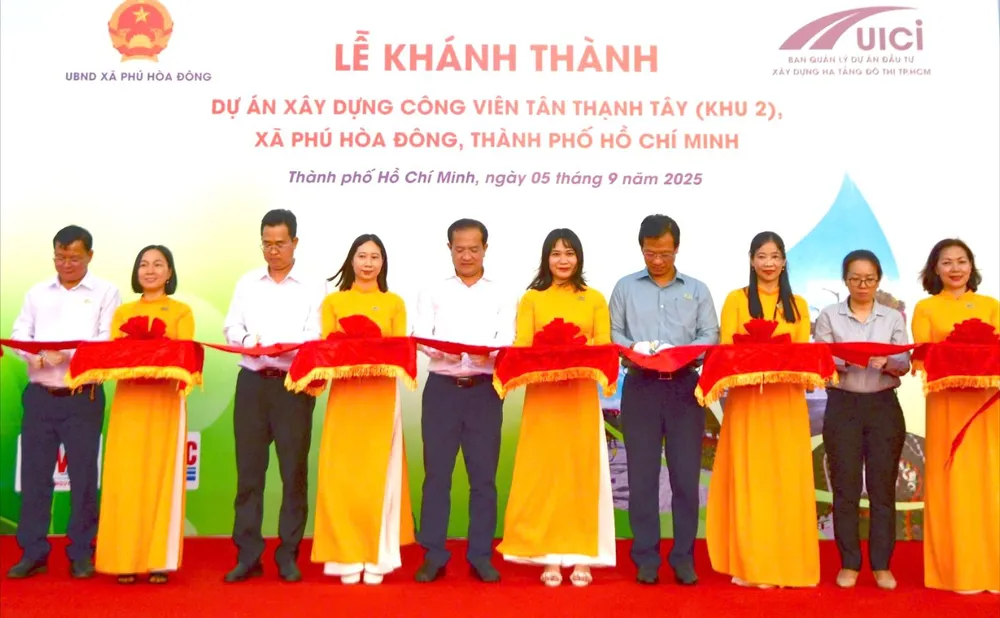 Các đại biểu thực hiện nghi thức cắt băng khánh thành Công viên Tân Thạnh Tây (khu 2). Ảnh: QUỐC HÙNG