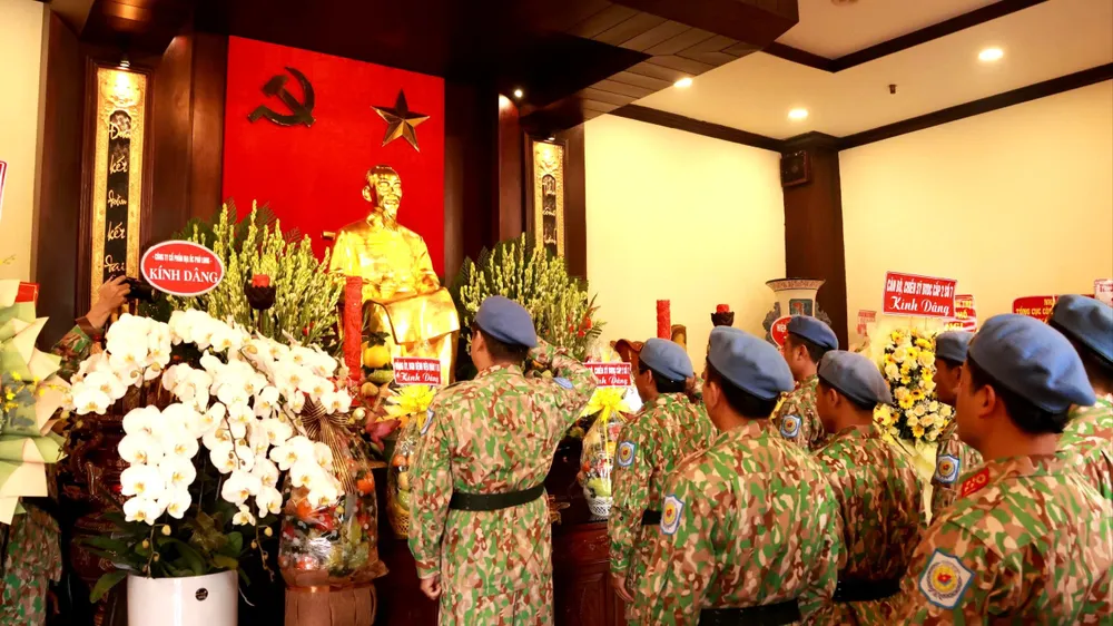 Bệnh viện Dã chiến cấp 2 số 7 dâng hương báo công Bác Hồ tại Bảo tàng Hồ Chí Minh - Chi nhánh TPHCM