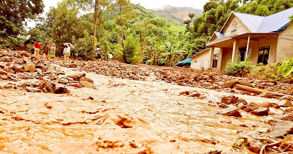 Thôn Ba Thâu (xã Bảo Yên, tỉnh Lào Cai) ngập đá núi, bùn đất sau trận mưa lớn, ngày 13-9. Ảnh: PHÚC HẬU