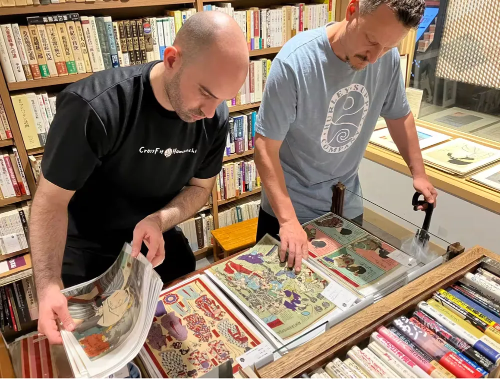 Nhiều du khách quốc tế tìm đến phố sách Hankyu Used Book Town để “săn kho báu văn hóa”. Ảnh: NIKKEI ASIA