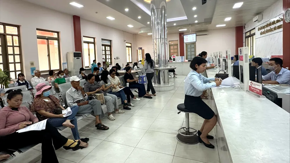 Người dân đến thực hiện các thủ tục liên quan đến đất đai tại UBND phường Tân Bình, TPHCM. Ảnh: THANH HIỀN