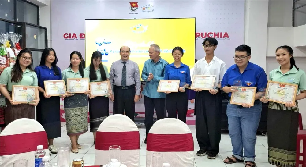 Tổng Lãnh sự nước Cộng hòa Dân chủ nhân dân Lào tại TPHCM Phonesy Bounmixay (thứ 5 từ phải qua) và đại diện Liên hiệp các tổ chức hữu nghị TPHCM trao thưởng cho các sinh viên đoạt giải