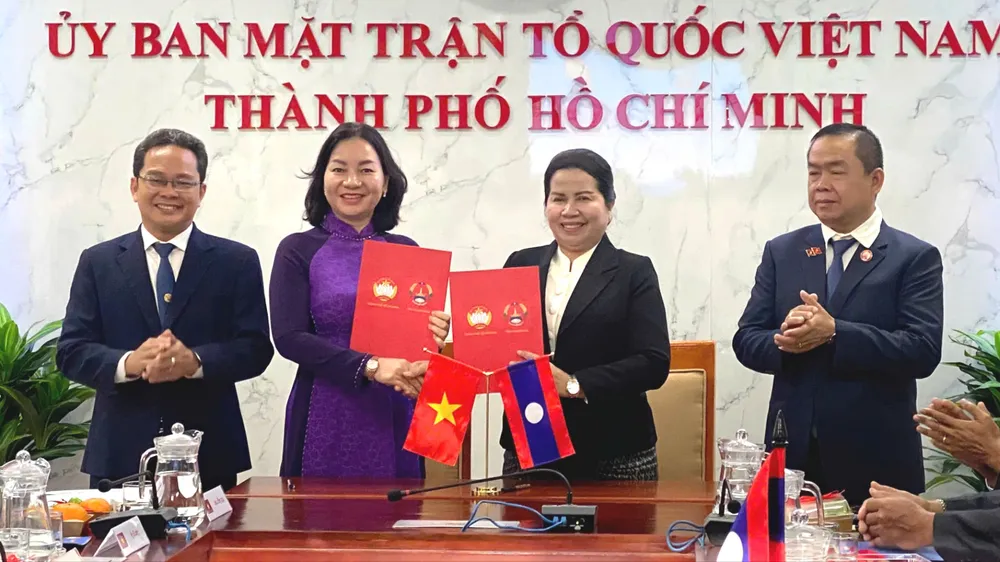 Đồng chí Trương Thị Bích Hạnh và đồng chí Vatsana Silima sau khi ký kết Bản ghi nhớ về hợp tác giai đoạn 2025 – 2030. Ảnh : XUÂN HẠNH