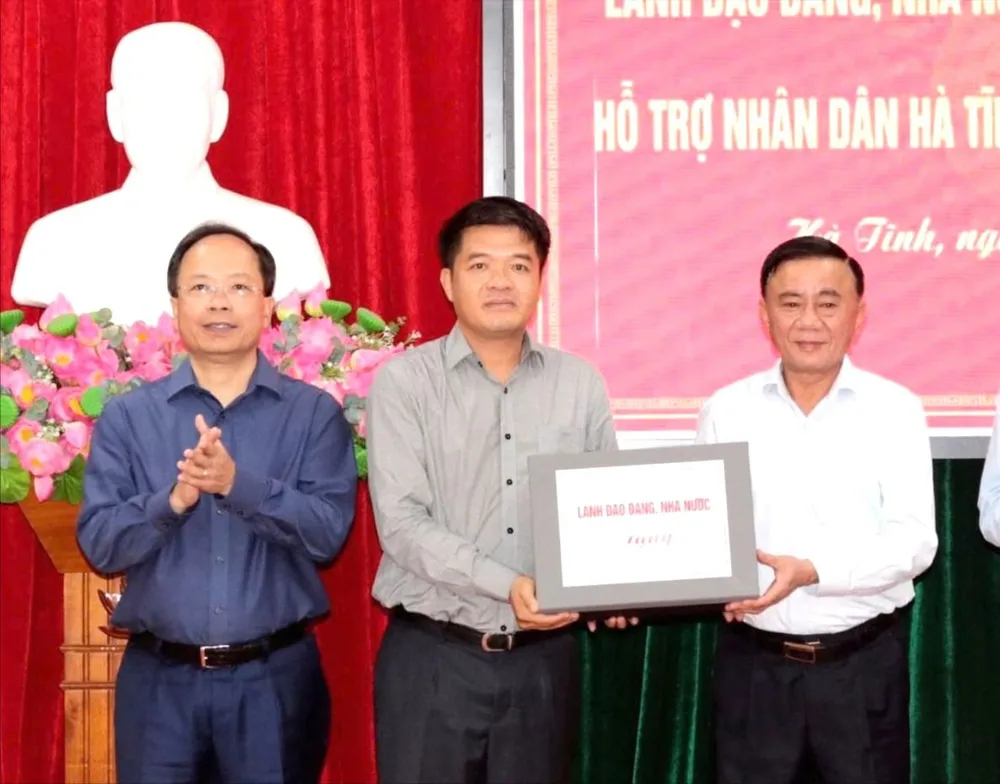 Thường trực Ban Bí thư Trần Cẩm Tú trao nguồn hỗ trợ của lãnh đạo Đảng, Nhà nước cho tỉnh Hà Tĩnh để khắc phục hậu quả thiệt hại bão số 10
