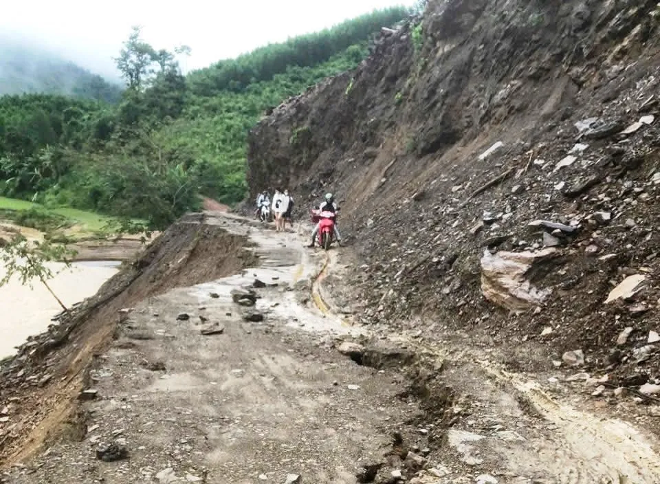 Các giáo viên cắm bản xã Nga My vượt đường sạt lở đến trường..jpg