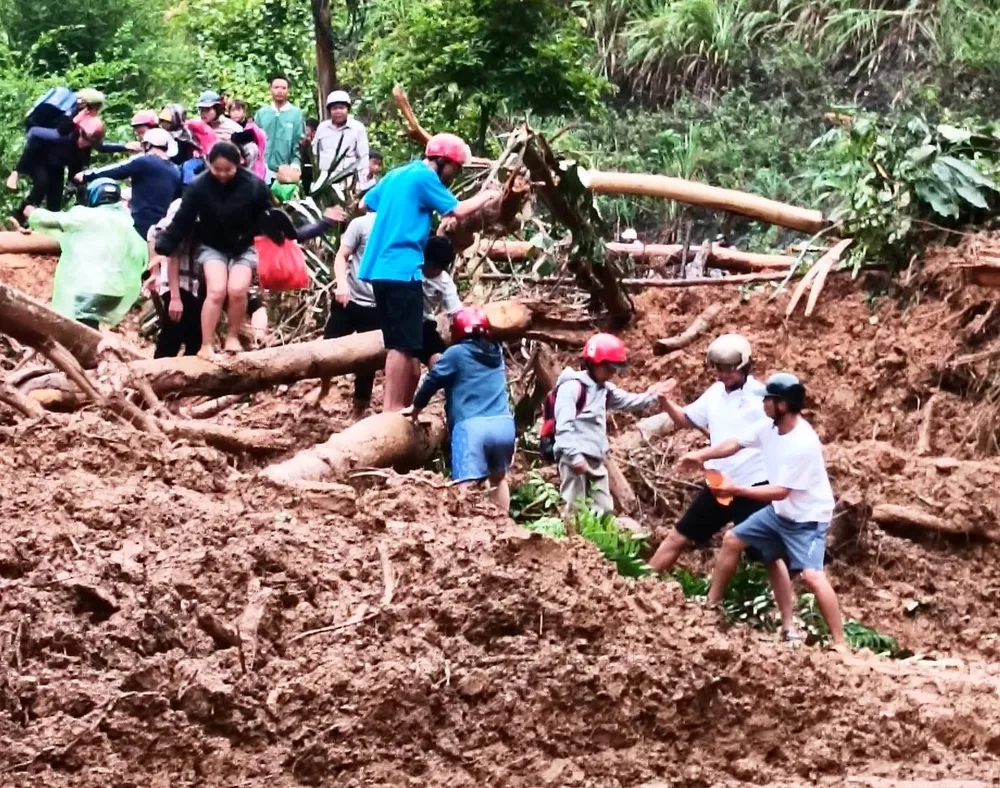 Đường sá hư hỏng, sạt lở nghiêm trọng khiến việc đến trường của học sinh trên địa bàn xã Nga My gặp nhiều khó khăn.jpg