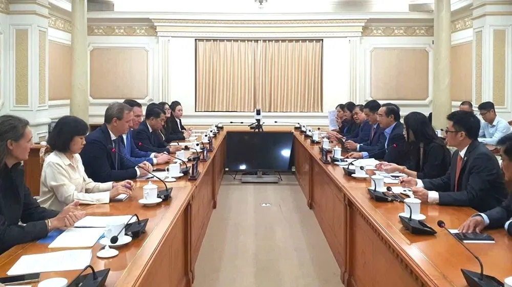 Chủ tịch UBND TPHCM tiếp lãnh đạo các doanh nghiệp Hà Lan. Ảnh: THỤY VŨ