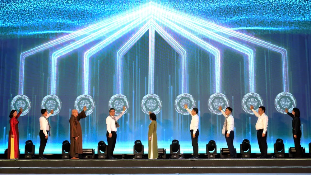 Các đại biểu bấm nút khai mạc Hội sách “Huyền thoại Côn Đảo” 