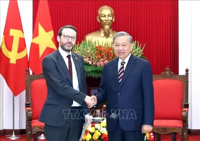 Tổng Bí thư Tô Lâm tiếp Đại sứ Anh tại Việt Nam Iain Frew. Ảnh: TTXVN