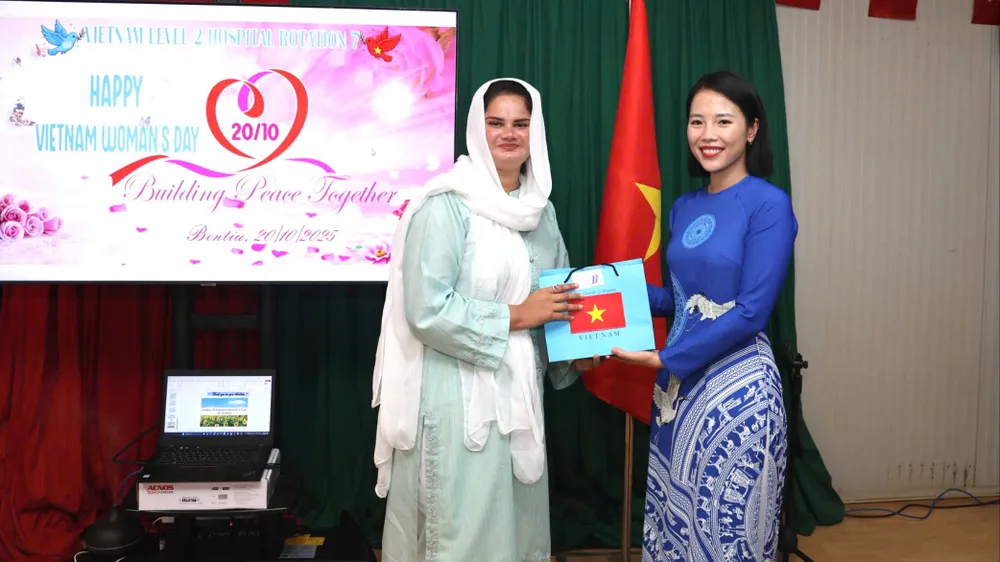 Đại diện Hội Phụ nữ cơ sở Bệnh viện Dã chiến cấp 2 số 7 tặng quà cho phụ nữ đơn vị bạn