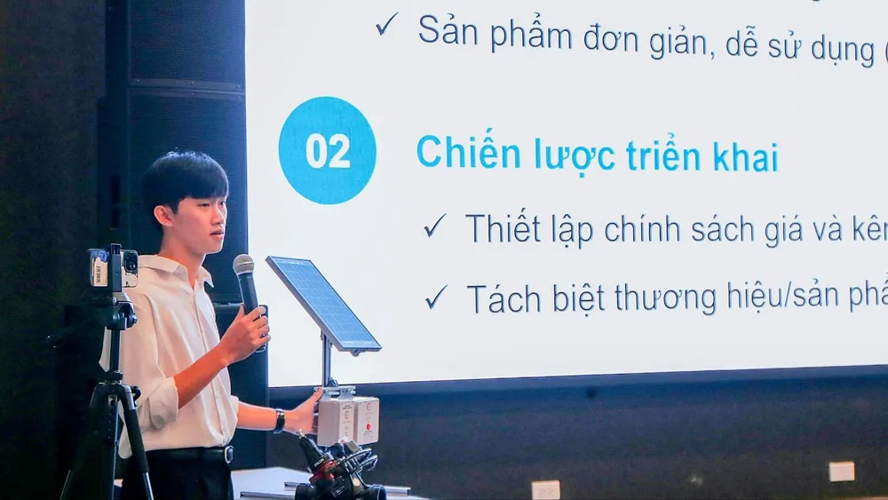 Đại diện các nhóm trình bày dự án, ý tưởng tại cuộc thi. Ảnh: QUANG HUY 