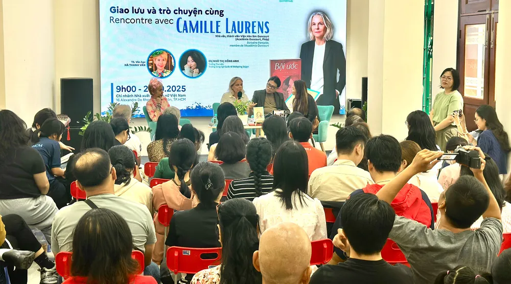 Nhà văn Camille Laurens giao lưu với bạn đọc tại chi nhánh NXB Phụ nữ Việt Nam (TPHCM), kết thúc chuỗi chương trình “Book tour” tại Việt Nam