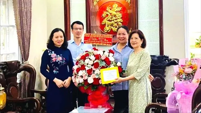 Đồng chí Huỳnh Thị Phúc thăm, chúc mừng nhà giáo Trần Thị Yến