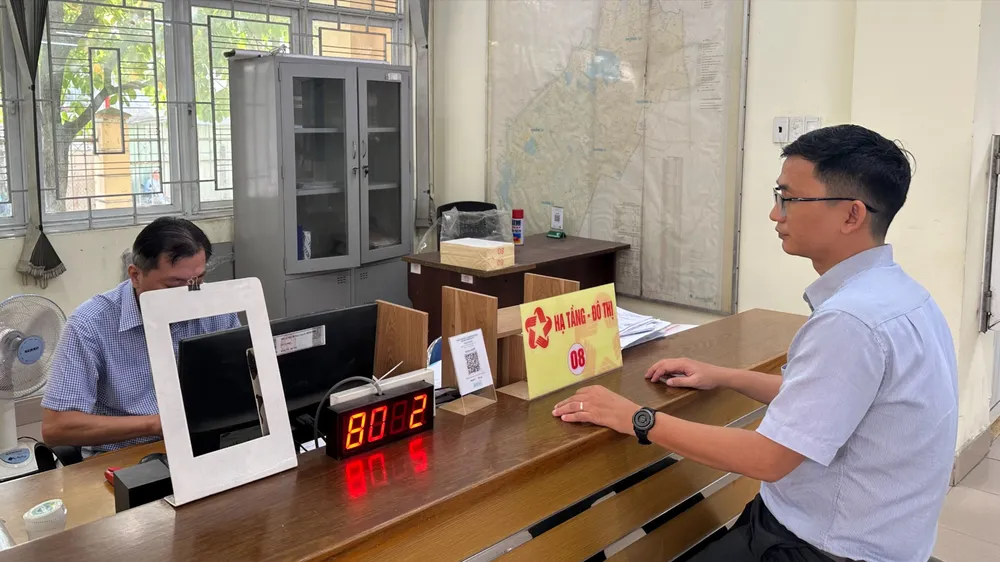 Người dân đến phường Thông Tây Hội để nhận giấy phép xây dựng bản giấy. Ảnh: THANH HIỀN