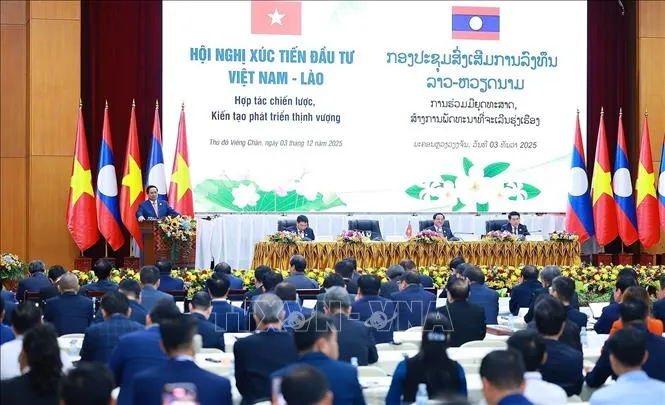 Thủ tướng Phạm Minh Chính phát biểu tại Hội nghị xúc tiến đầu tư Việt Nam - Lào năm 2025. Ảnh: DƯƠNG GIANG/TTXVN