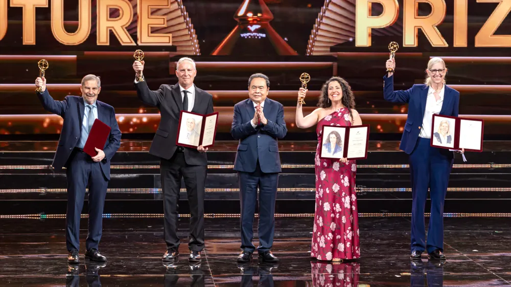 Chủ tịch Quốc hội Trần Thanh Mẫn trao giải thưởng Chính Vinfuture 2025 cho các nhà khoa học 