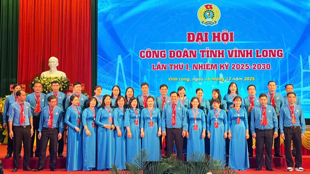 Ra mắt Ban chấp hành LĐLĐ tỉnh Vĩnh Long nhiệm kỳ 2025-2030. Ảnh: TÍN HUY