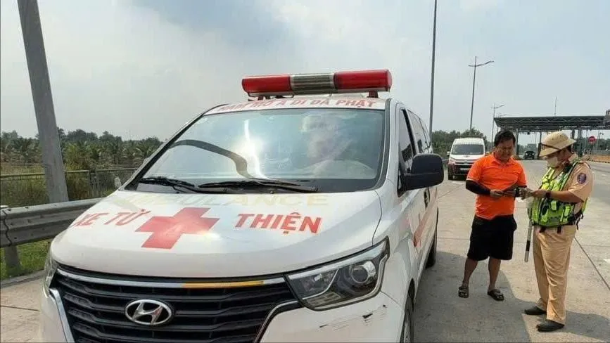 Lực lượng CSGT làm nhiệm vụ trên cao tốc TPHCM – Trung Lương – Mỹ Thuận – Cần Thơ. (Ảnh: CACC)