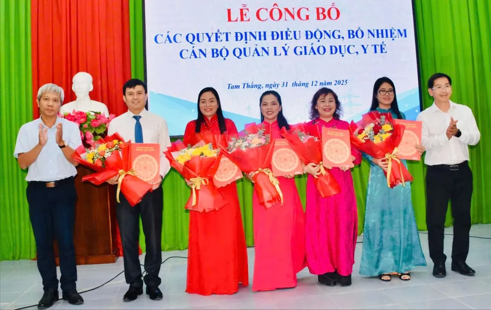 UBND phường Tam Thắng trao các quyết định điều động, bổ nhiệm cán bộ quản lý giáo dục