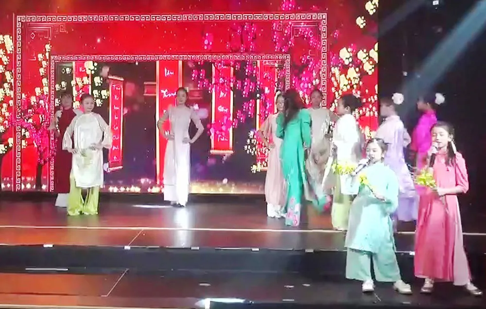 Câu lạc bộ thiếu nhi Sơn Ca Praha trình diễn tiết mục văn nghệ trong Gala đón Xuân. Ảnh: MAI LAN