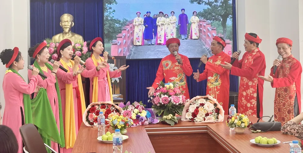 Thành viên CLB Dân ca Ví giặm Lam Hồng biểu diễn tại một chương trình 