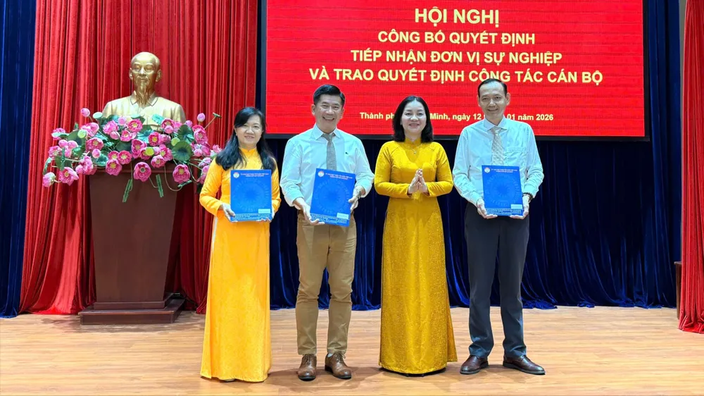 Đồng chí Trương Thị Bích Hạnh trao các quyết định nhân sự Nhà Văn hóa Thanh niên TPHCM