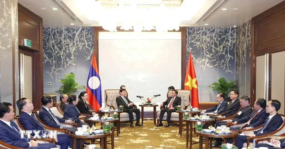 Thường trực Ban Bí thư Trần Cẩm Tú tiễn Tổng Bí thư, Chủ tịch nước Lào và Phu nhân kết thúc tốt đẹp chuyến thăm cấp Nhà nước đến Việt Nam. Ảnh: TTXVN