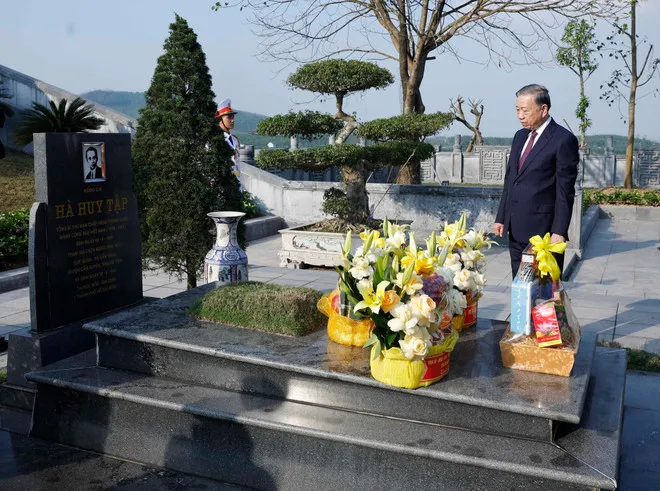Tổng Bí thư Tô Lâm và Đoàn công tác Trung ương dâng hoa, dâng hương tưởng niệm tại khu mộ Tổng Bí thư Hà Huy Tập. Ảnh: THỐNG NHẤT/TTXVN