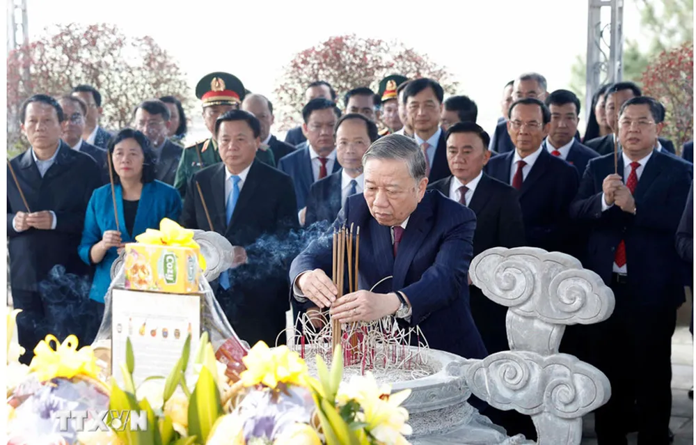 Tổng Bí thư Tô Lâm và Đoàn công tác Trung ương dâng hoa, dâng hương tưởng niệm Tổng Bí thư Trần Phú tại Hà Tĩnh. Ảnh: THỐNG NHẤT/TTXVN)