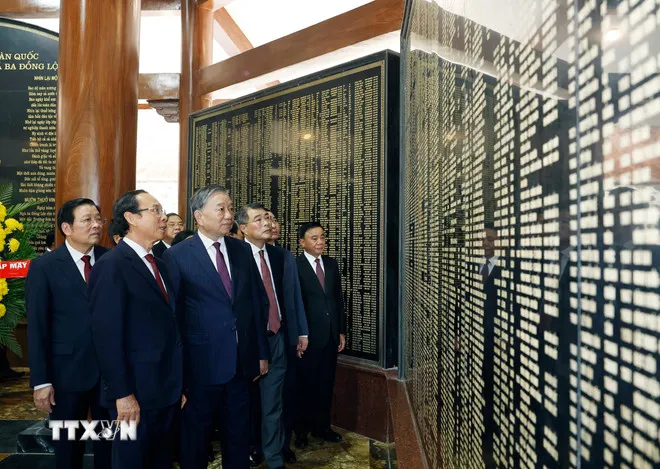 Tổng Bí thư Tô Lâm và Đoàn công tác Trung ương dâng hoa, dâng hương tại Nhà bia tưởng niệm các Liệt sĩ Thanh niên xung phong toàn quốc. Ảnh: THỐNG NHẤT/TTXVN