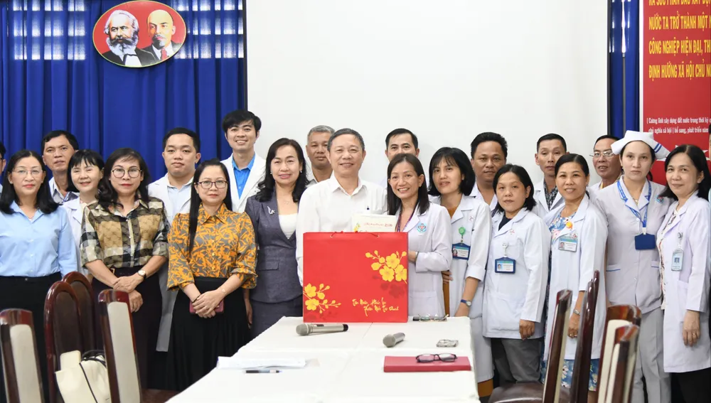 Đồng chí Dương Anh Đức trao quà chúc tết đến tập thể Bệnh viện Đa khoa Khánh Hội