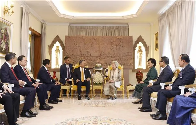 Tổng Bí thư Tô Lâm thăm hỏi, nói chuyện thân mật với Hoàng thái hậu Norodom Monineath Sihanouk. Ảnh: THỐNG NHẤT/TTXVN