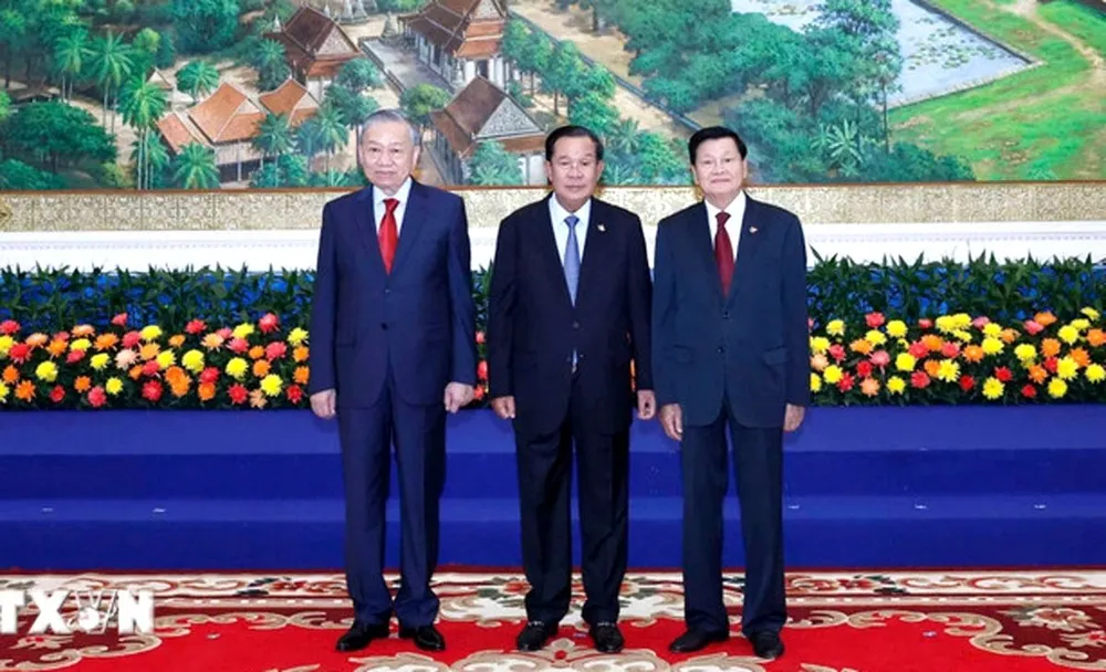 Tổng Bí thư Tô Lâm; Chủ tịch Đảng Nhân dân Campuchia Samdech Techo Hun Sen; Tổng Bí thư, Chủ tịch nước Lào Thongloun Sisoulith tại Cuộc gặp. Ảnh: THỐNG NHẤT/TTXVN