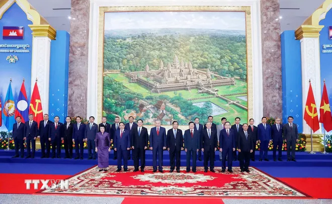 Tổng Bí thư Tô Lâm; Chủ tịch Đảng Nhân dân Campuchia Samdech Techo Hun Sen; Tổng Bí thư, Chủ tịch nước Lào Thongloun Sisoulith cùng lãnh đạo chủ chốt, lãnh đạo cấp cao của 3 Đảng tại cuộc gặp. Ảnh: THỐNG NHẤT/TTXVN