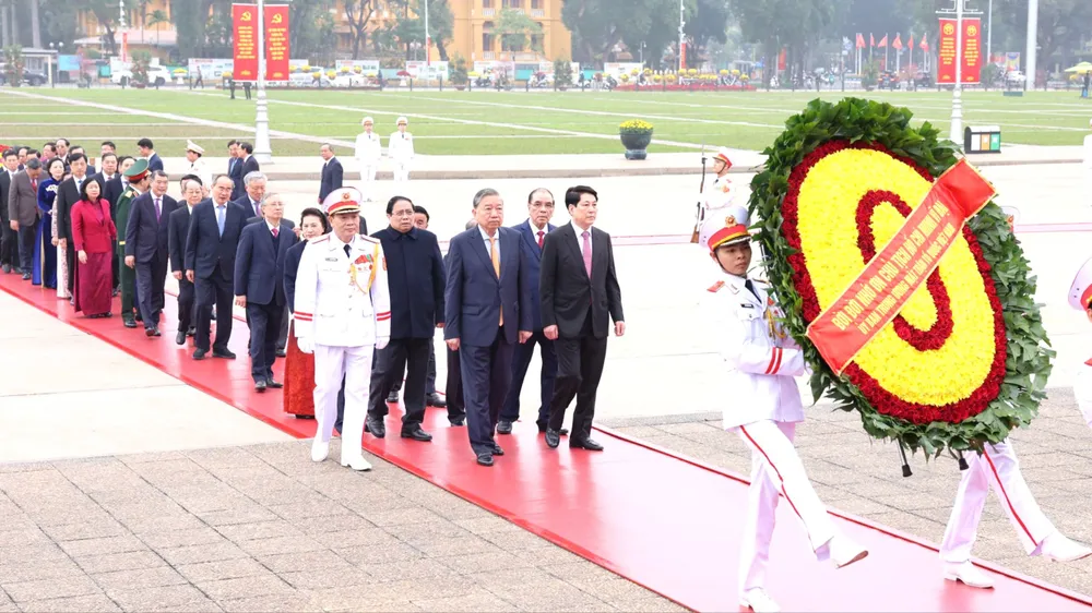 Các đồng chí lãnh đạo, nguyên lãnh đạo Đảng, Nhà nước đến đặt vòng hoa và vào Lăng viếng Chủ tịch Hồ Chí Minh nhân dịp Tết Nguyên đán Bính Ngọ năm 2026, sáng 13-2. Ảnh: QUANG PHÚC