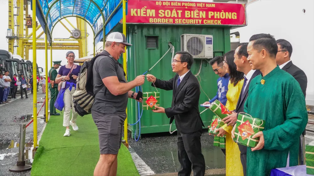 Ngành du lịch Đà Nẵng tặng quà năm mới cho du khách tại Cảng Tiên Sa. Ảnh: XUÂN QUỲNH