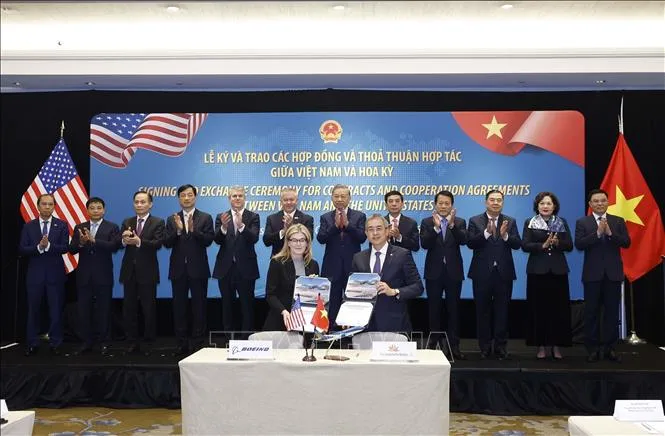 Tổng Bí thư Tô Lâm chứng kiến lễ ký Hợp đồng mua 50 máy bay Boeing 737 MAX giữa Tổng Công ty Hàng không Việt Nam (Vietnam Airlines) và Tập đoàn Boeing. Ảnh: Thống Nhất/TTXVN