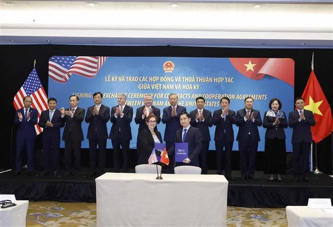 Tổng Bí thư Tô Lâm chứng kiến lễ trao Hợp đồng mua hệ thống xạ trị ung thư proton Mevion S250-FIT giữa Bệnh viện Đa khoa Tâm Anh và Công ty Mevion Medical Systems. Ảnh: Thống Nhất/TTXVN