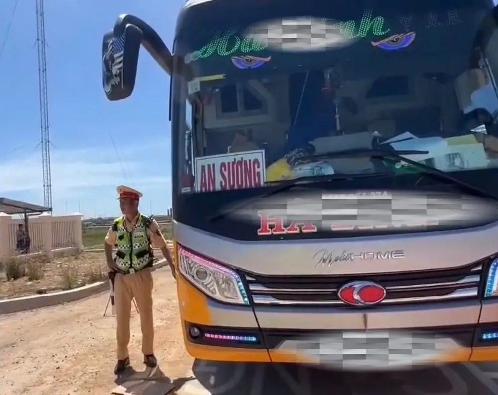 Phát hiện xe khách chở quá số người so với quy định