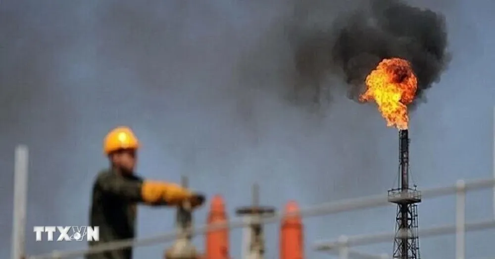 Một nhà máy lọc dầu ngoài khơi Iran. Ảnh: IRNA/TTXVN