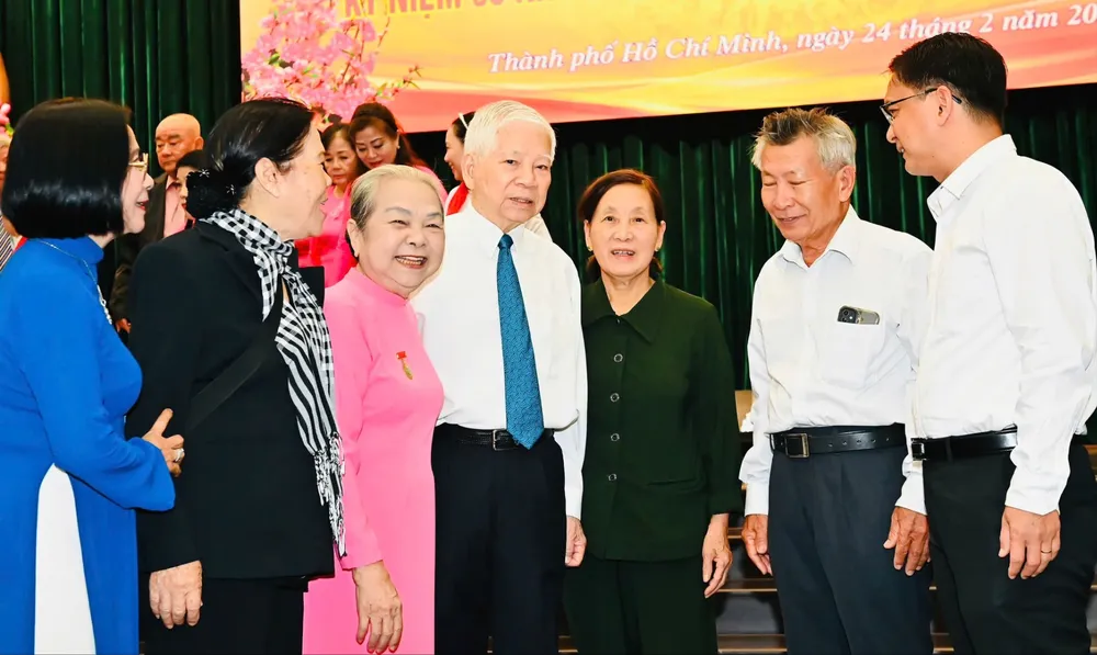 Nguyên Chủ tịch nước Nguyễn Minh Triết cùng các cựu tù tại buổi họp mặt. Ảnh: VIỆT DŨNG