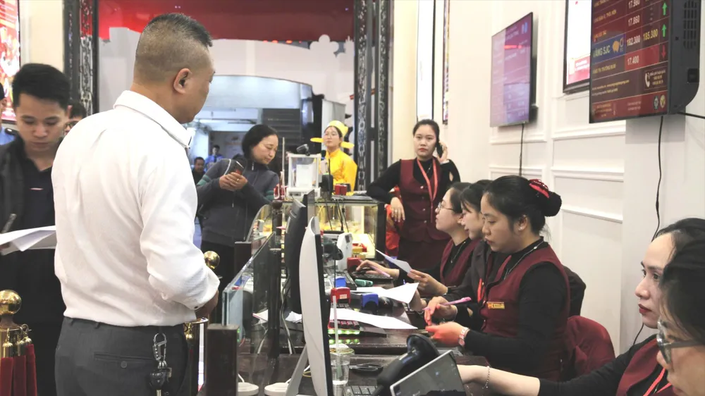 Người dân chờ mua vàng trong ngày vía Thần Tài