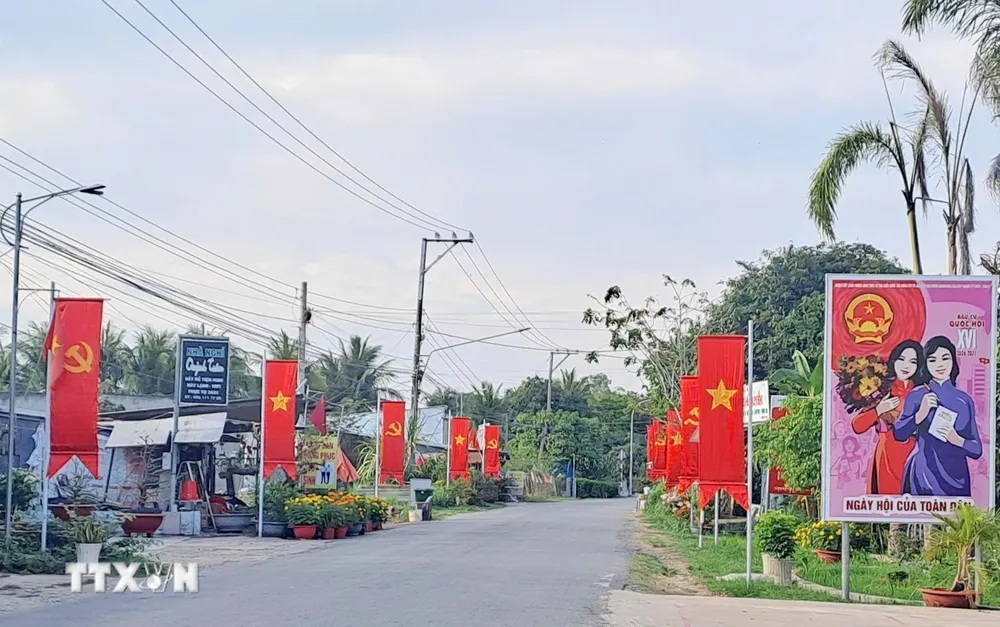 Trên các tuyến đường chính hay từng ngõ ấp xã biên giới Vĩnh Xương (tỉnh An Giang) được trang trí cờ, pano, áp phích bầu cử rực rỡ, tạo nên một bức tranh tươi mới về niềm tin và trách nhiệm của nhân dân trước vận hội mới của đất nước. Ảnh: Công Mạo/TTXVN