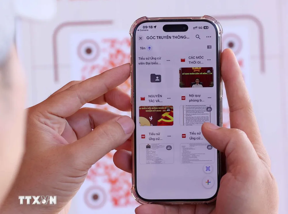 Cử tri quét mã QR bằng điện thoại thông minh để nhanh chóng kiểm tra các thông tin liên quan đến quyền bầu cử. Ảnh: Văn Điệp/TTXVN