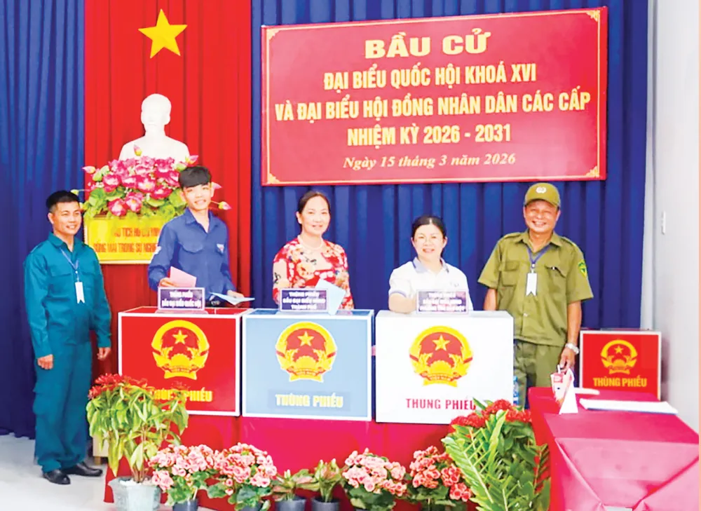 Cử tri phường Thủ Dầu Một (TPHCM) bỏ phiếu bầu cử. Ảnh: DUY TRẦN